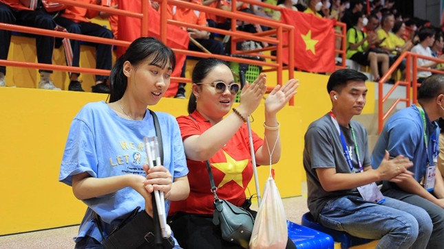 Đôi bạn khiếm thị sôi nổi cổ vũ đội tuyển Việt Nam tại SEA Games 31 ảnh 3