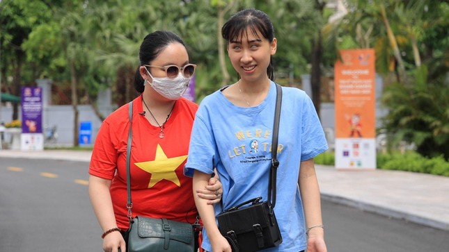 Đôi bạn khiếm thị sôi nổi cổ vũ đội tuyển Việt Nam tại SEA Games 31 ảnh 2