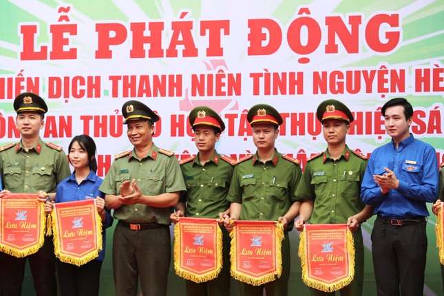 Đoàn Thanh niên Công an Hà Nội ra quân Chiến dịch tình nguyện hè 2022 ảnh 4