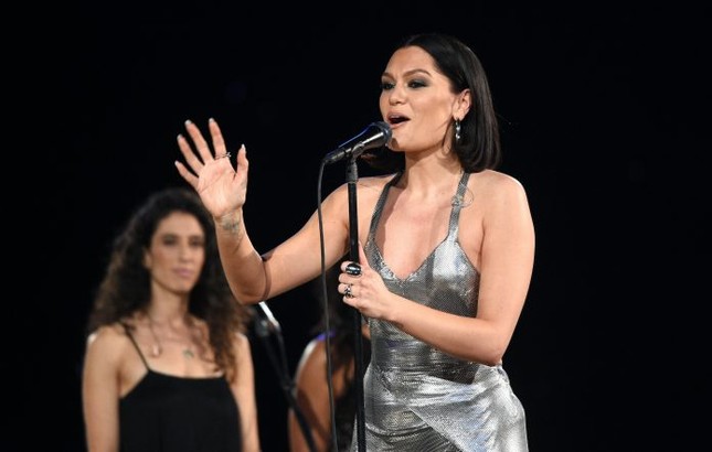 Jessie J vật lộn với bệnh rối loạn thính lực ảnh 1