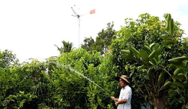 Lão nông miền tây chế tạo điện gió sinh hoạt, tiết kiệm tiền triệu mỗi tháng ảnh 1