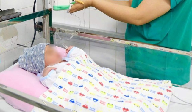 Cấp cứu kịp thời bé sơ sinh bị dây rốn bám màng vô cùng hiếm gặp ảnh 1