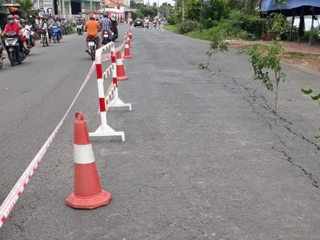 Quốc lộ 91 xuất hiện vết nứt mặt đường đe dọa sạt lở nhà dân ảnh 1