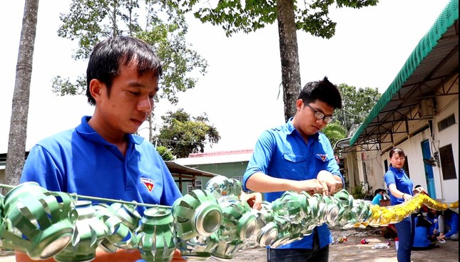 Lồng đèn vỏ lon, bánh trung thu handmade tặng trẻ em vùng sâu ảnh 5