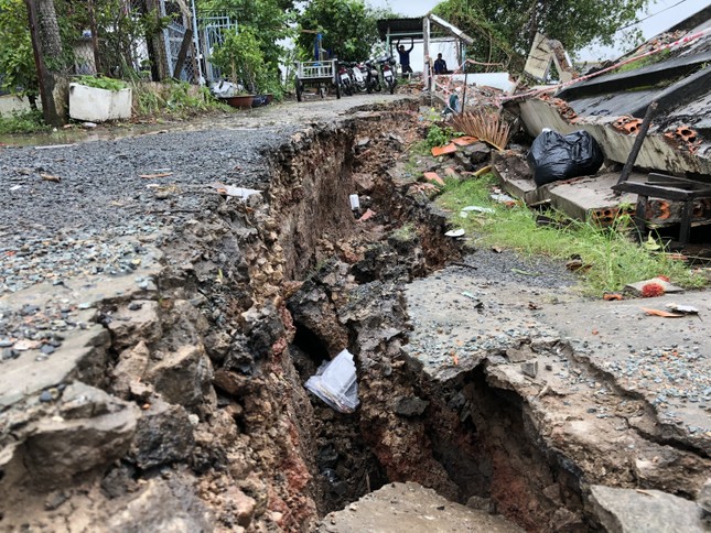 Sông Cần Thơ không ngừng sạt lở, dân bỏ nhà tìm chỗ ở đậu ảnh 1