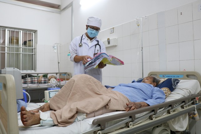Phẫu thuật cho cụ bà U100 mắc 'bá bệnh' còn gãy biến dạng xương đùi ảnh 2