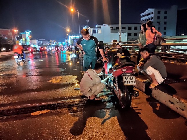 Triều cường vượt báo động 3, nhiều nơi ở Cần Thơ chìm trong biển nước ảnh 5