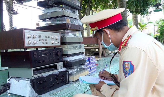 Bắt hàng loạt lô hàng lậu 'núp bóng' dưới xe ô tô khách giường nằm ảnh 2