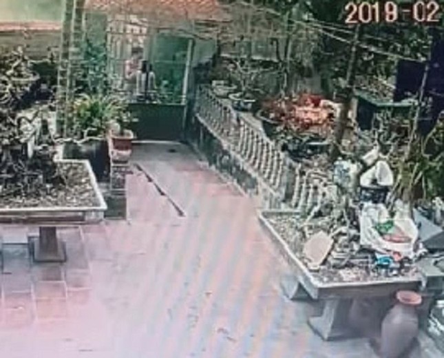 Dùng xô nhựa đánh vào mặt hàng xóm, một phụ nữ bị khởi tố, bắt giam ảnh 1