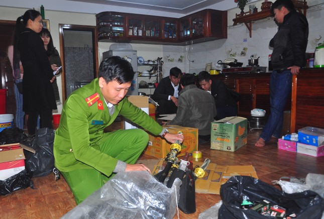 Phát hiện nhiều 'hàng nóng' và thuốc kích dục trong cửa hàng bách hóa ảnh 2