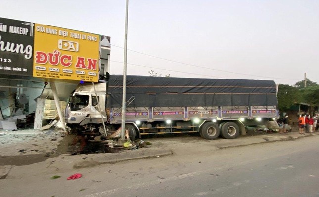 Xe tải đâm dải phân cách lao vào nhà dân, tông nữ công nhân tử vong ảnh 1
