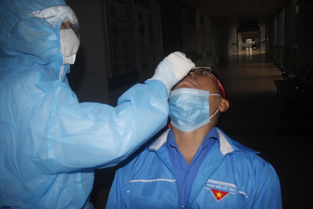 Nhân viên y tế lấy mẫu xét nghiệm ở thành phố Đông Hà.