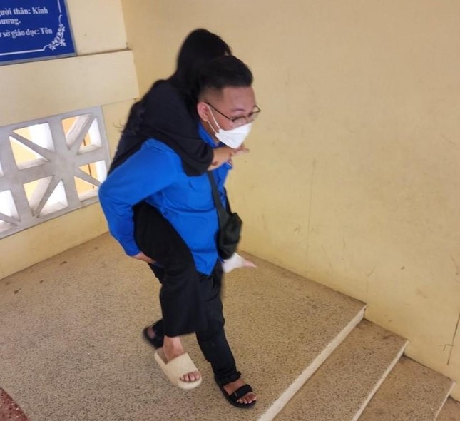 Áo xanh tình nguyện Quảng Trị cõng thí sinh bị tai nạn vào phòng thi ảnh 3