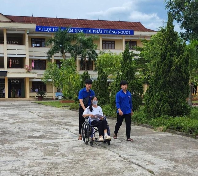 Áo xanh tình nguyện Quảng Trị cõng thí sinh bị tai nạn vào phòng thi ảnh 4
