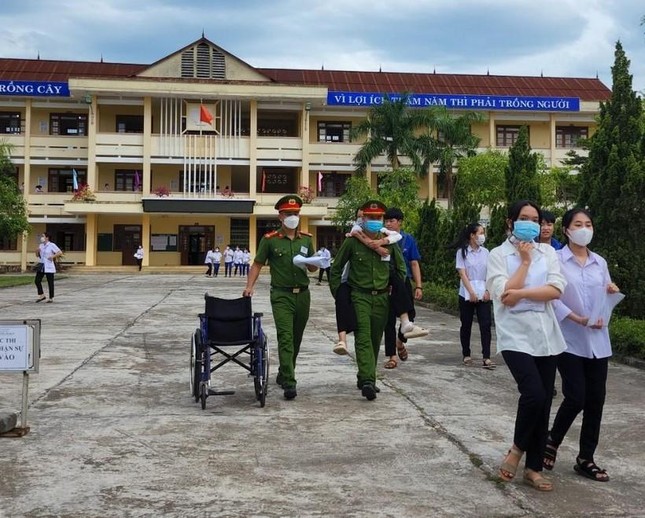 Áo xanh tình nguyện Quảng Trị cõng thí sinh bị tai nạn vào phòng thi ảnh 2