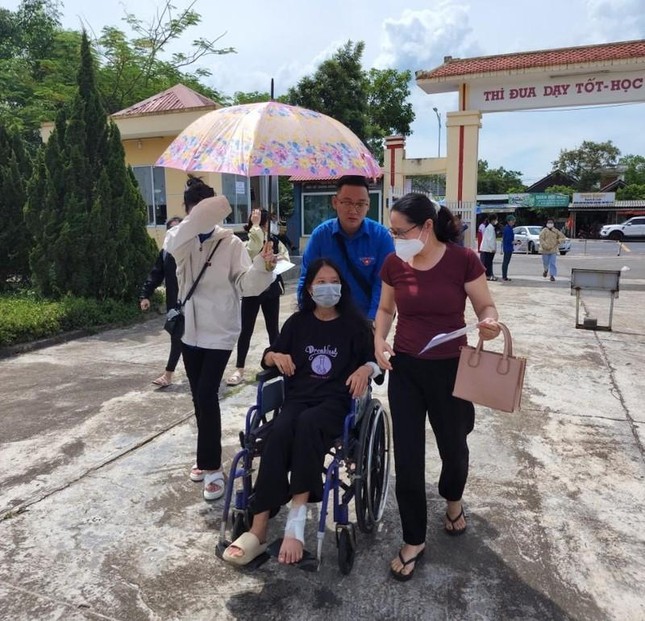 Áo xanh tình nguyện Quảng Trị cõng thí sinh bị tai nạn vào phòng thi ảnh 1