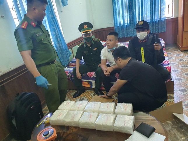 Ba đối tượng lận lưng K59 'áp tải' hơn 30 kg ma túy đá tại ga Đông Hà ảnh 4