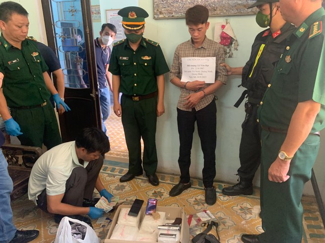 Ba đối tượng lận lưng K59 'áp tải' hơn 30 kg ma túy đá tại ga Đông Hà ảnh 2