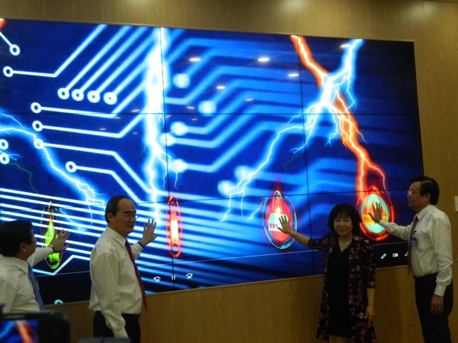 TPHCM ra mắt trung tâm điều hành giáo dục thông minh ảnh 1