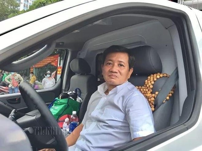 Ông Đoàn Ngọc Hải mua xe cứu thương, tự cầm lái chở bệnh nhân nghèo về quê miễn phí ảnh 5