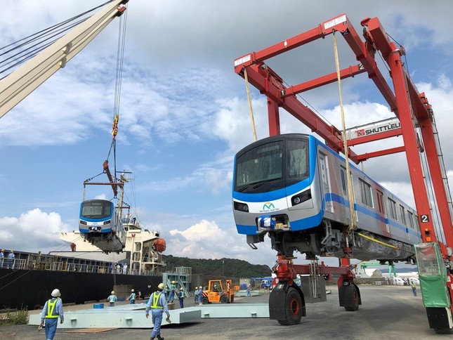 Cận cảnh đoàn tàu metro Bến Thành – Suối Tiên sắp cập cảng TP.HCM ảnh 2