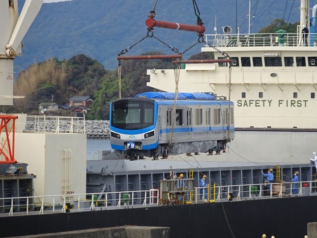 Cận cảnh đoàn tàu metro Bến Thành – Suối Tiên sắp cập cảng TP.HCM ảnh 1