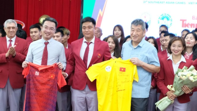 Quỹ Hỗ trợ Tài năng trẻ Việt Nam cùng LĐĐKVN trao thưởng 1 tỷ đồng cho ĐT Điền kinh dự SEA Games 31 ảnh 5