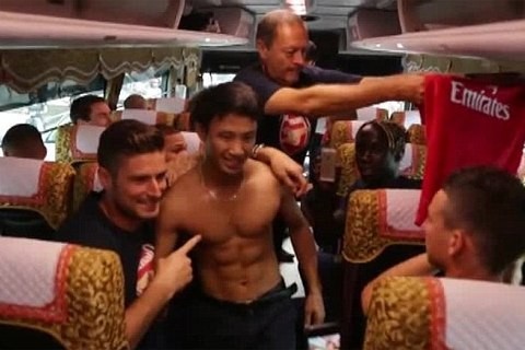 "Running man" đấu giá chiếc áo tiền tỷ để làm từ thiện ảnh 1