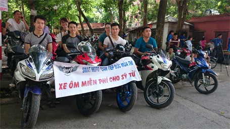 Dùng mô tô “khủng” trị giá hàng trăm triệu đồng chở sĩ tử miễn phí ảnh 2