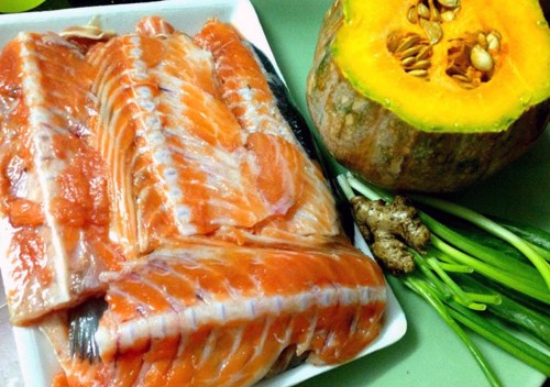 Lạ Hà Nội: Mỗi ngày bán 300 bộ xương cá hồi ảnh 1