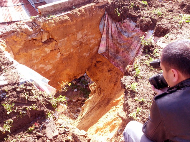Taluy nứt toác kéo sụp nhà dân ảnh 1