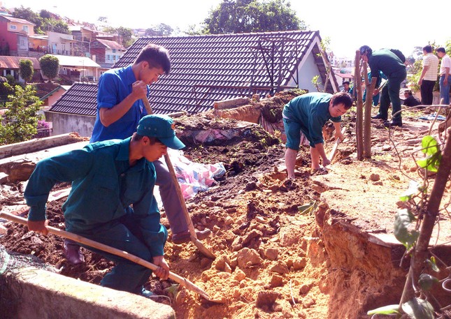 Taluy nứt toác kéo sụp nhà dân ảnh 2