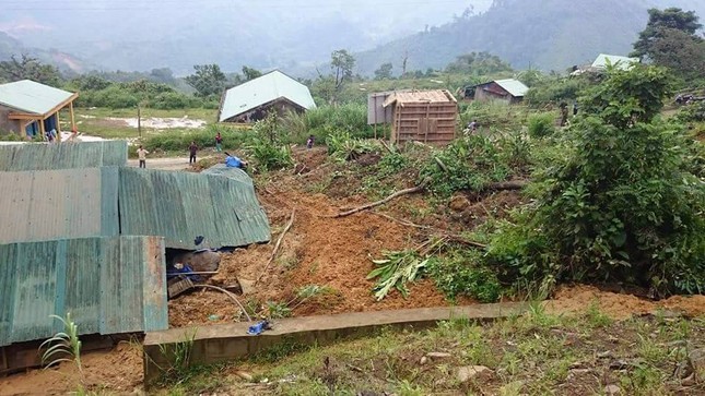 Lở đất kinh hoàng trong đêm, nhà dân bị vùi lấp hoàn toàn ảnh 1