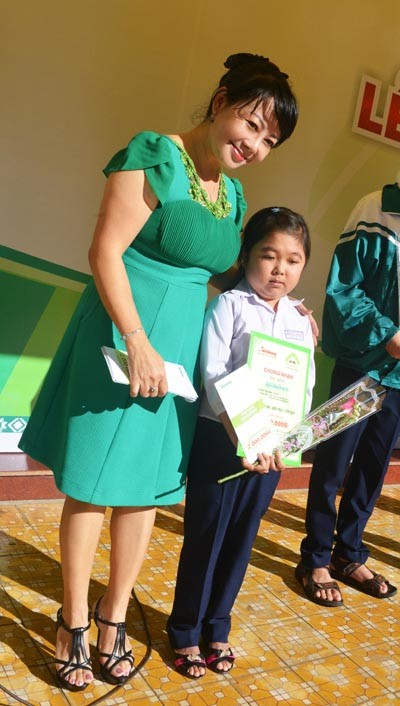 Nồng ấm tình người trong lễ trao học bổng 'Đọt Chuối Non' ảnh 4