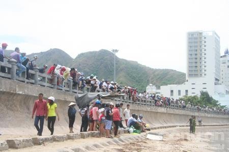 Tắm biển, một cô giáo chết đuối thương tâm ảnh 1