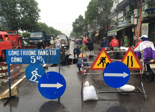 'Hố tử thần' sâu 2m bất ngờ xuất hiện ở Nha Trang ảnh 2