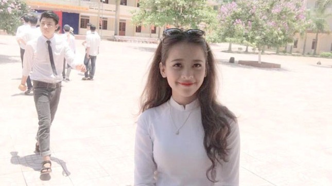 Nữ sinh hút hồn dân mạng với khoảnh khắc tỏa sáng tại lễ bế giảng ảnh 2