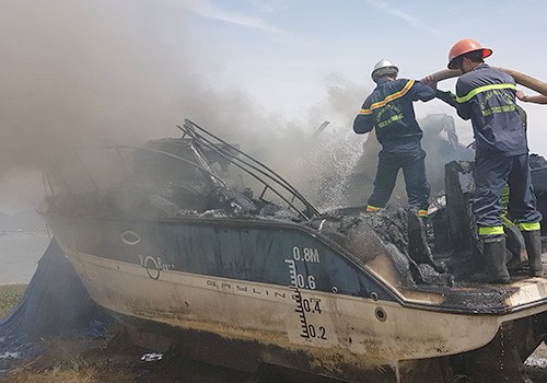 Cháy cano, khói bốc cao hàng chục mét giữa trung tâm Đà Nẵng ảnh 1