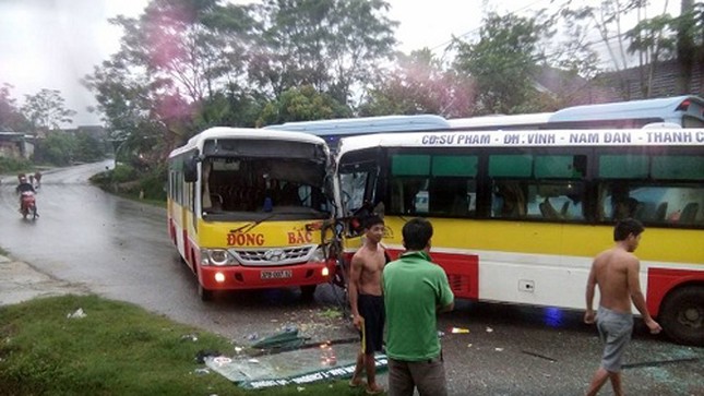 Xe buýt đâm nhau, 20 hành khách hoảng loạn ảnh 1