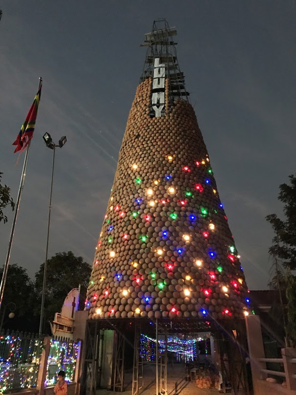 Cây thông Noel độc nhất vô nhị, được làm từ 6.000 nồi đất nung ảnh 7