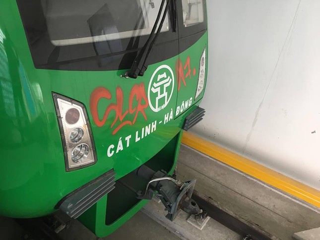 Tàu đường sắt Cát Linh - Hà Đông bị phun sơn 'hình lạ' ảnh 4