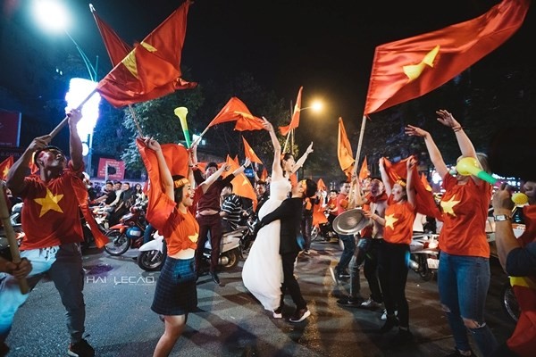 'Đi bão' mừng U23 Việt Nam, cô gái được cầu hôn và có ngay ảnh cưới độc ảnh 1
