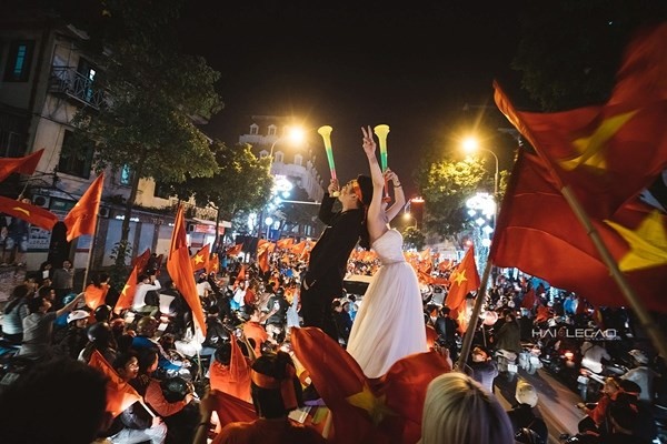 'Đi bão' mừng U23 Việt Nam, cô gái được cầu hôn và có ngay ảnh cưới độc ảnh 2
