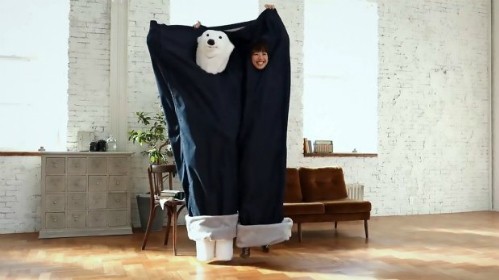 Các đôi Nhật chuộng thể hiện tình yêu bằng quần jean khổng lồ ảnh 2