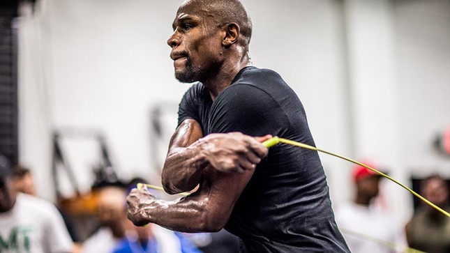 ‘Độc cô cầu bại’ Floyd Mayweather chính thức chuyển sang MMA ảnh 1