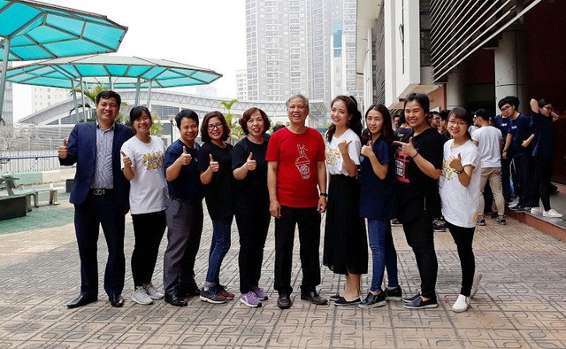 'Cô giáo hoa khôi' trường Ams trẻ trung diện đồng phục cùng học trò ảnh 2