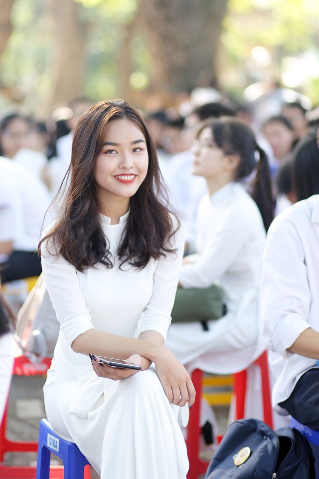 Ngắm vẻ đẹp của nữ sinh trường Bưởi trong tà áo dài ngày bế giảng ảnh 1