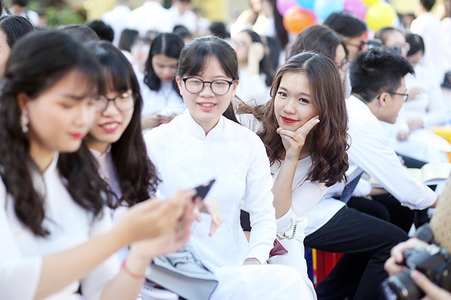 Ngắm vẻ đẹp của nữ sinh trường Bưởi trong tà áo dài ngày bế giảng ảnh 4