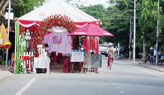 Cách chức Chủ tịch phường nếu để rạp cưới tràn lòng đường ảnh 1