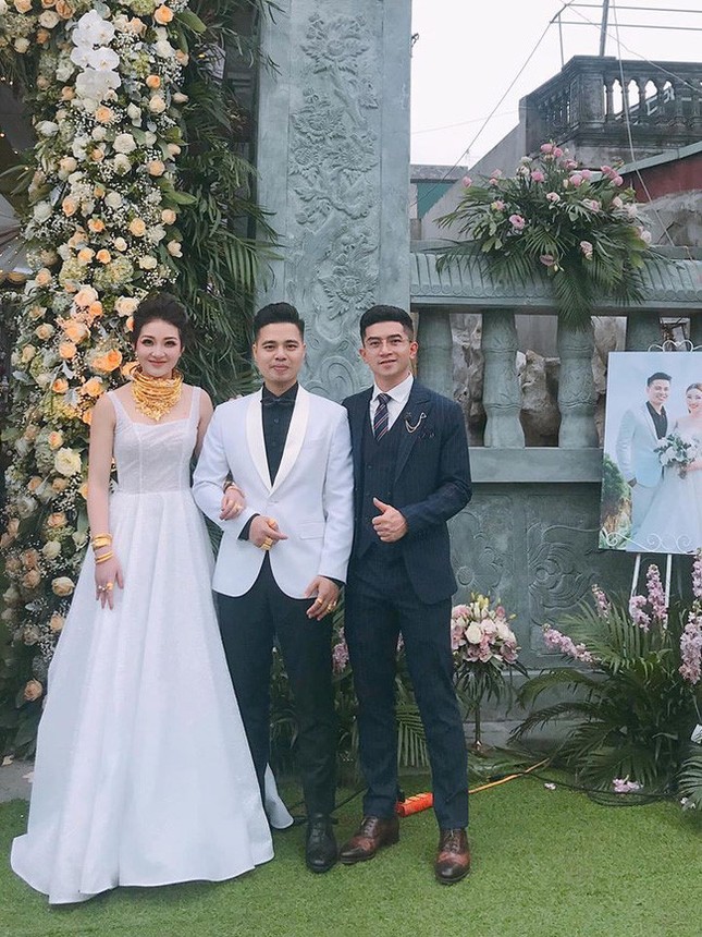 Cô dâu đeo vàng kín cổ, tổ chức đám cưới trong lâu đài ở Nam Định ảnh 1